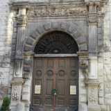 Palazzo Pascale-Scarli: maestoso � il portale di ingresso di stile rinascimentale, dotato di arco a tutto sesto e reso pi� grazioso da capitelli ionici e bassorilievi con fantasia floreale